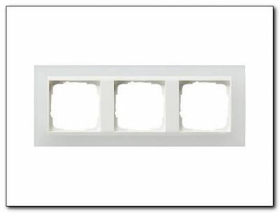 Ramka potrójna do białych Gira Event Opaque biały